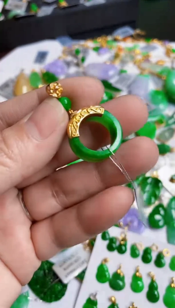 【闪购商品】翡翠颈饰18K金镶嵌路路通