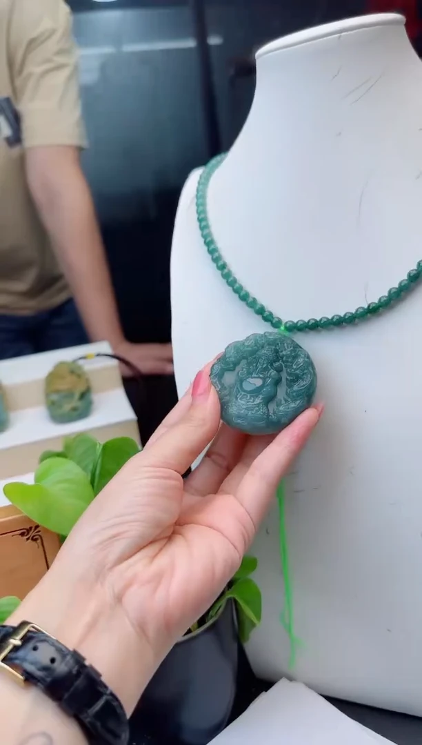 翡翠未镶嵌颈饰多样性发货其中一件