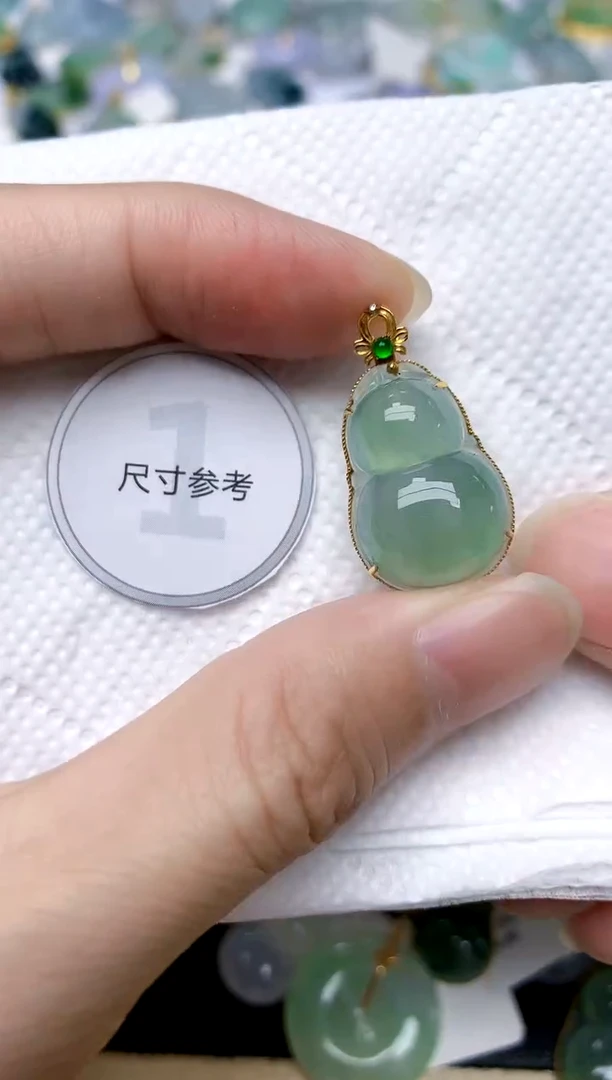 颈饰18K金镶嵌翡翠天然A货翡翠