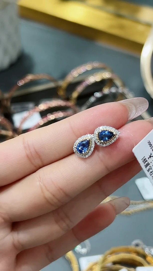 蓝宝石耳钉18K金镶嵌.
