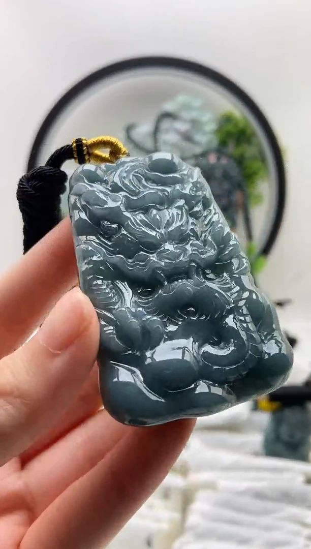 翡翠未镶嵌颈饰龙牌