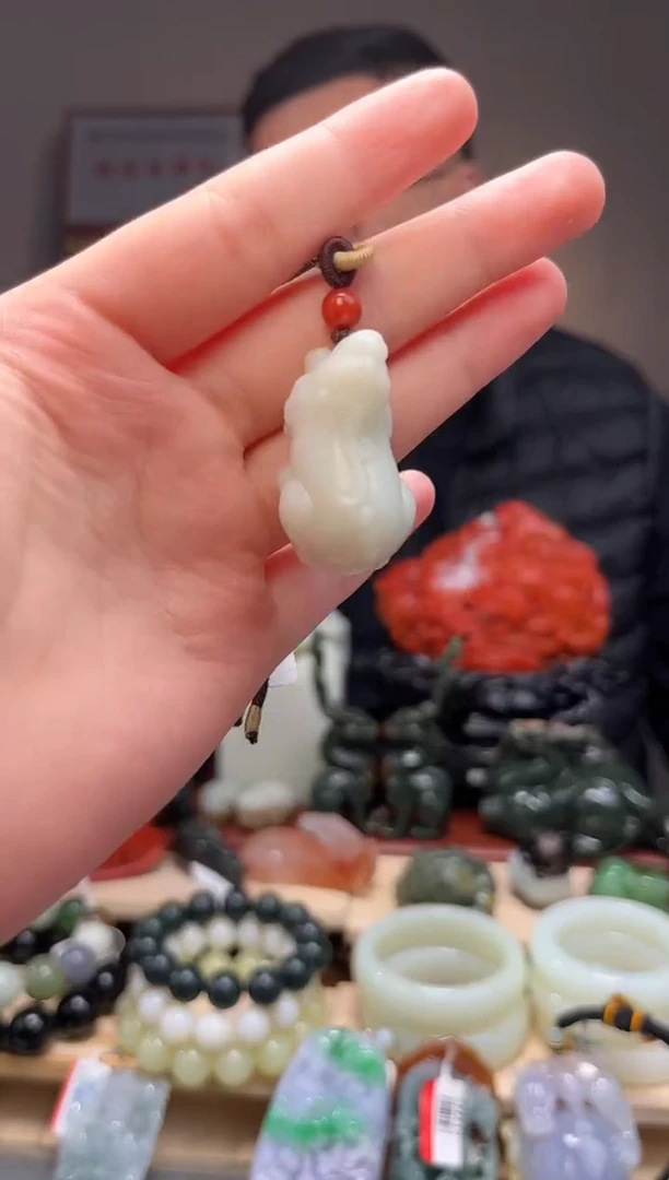 颈饰未镶嵌和田玉吊坠