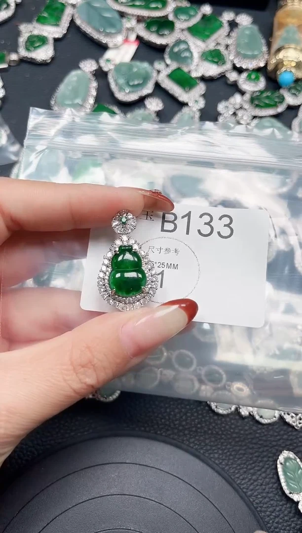 【闪购商品】翡翠颈饰未镶嵌赠皮绳133