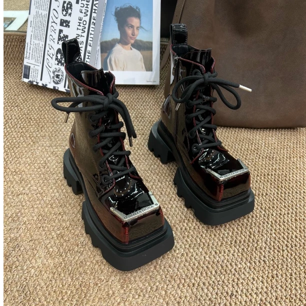 欧货走秀款方头马丁靴女2025金属牌机车短筒靴厚底英伦暗红色短靴
