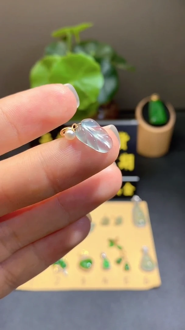 颈饰18K金镶嵌翡翠翡翠A货