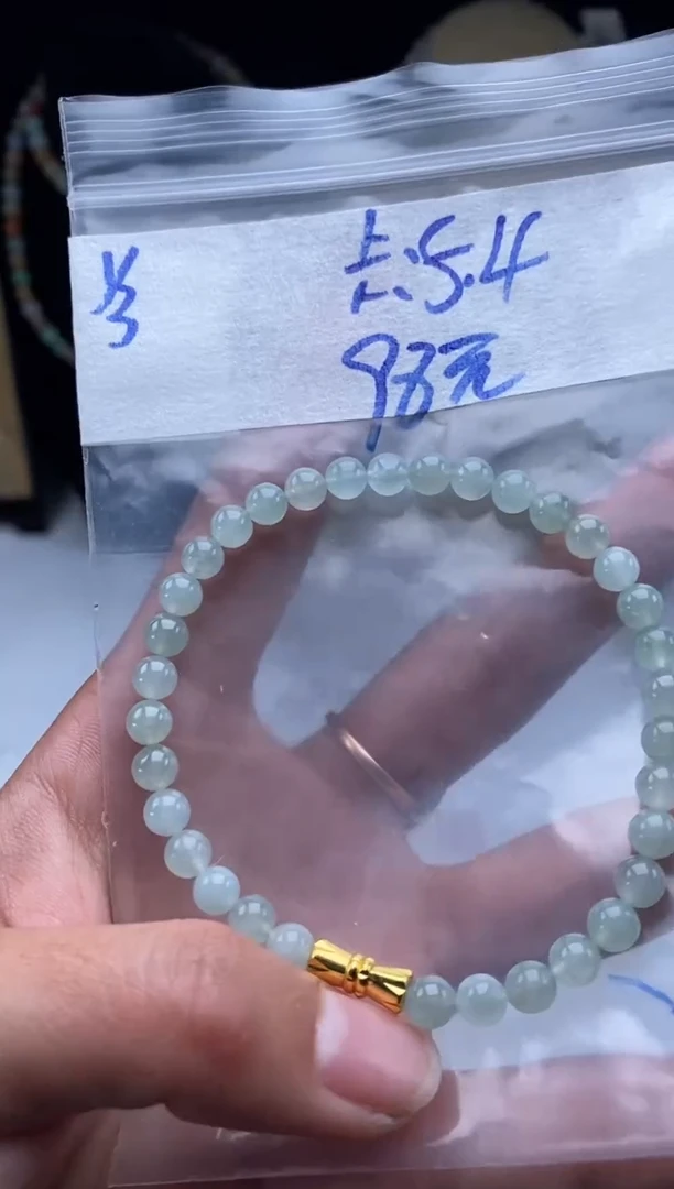 颈饰未镶嵌翡翠?天然翡翠珠子