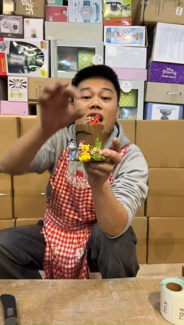 【闪购商品】杯维尼树桩笔筒 树脂