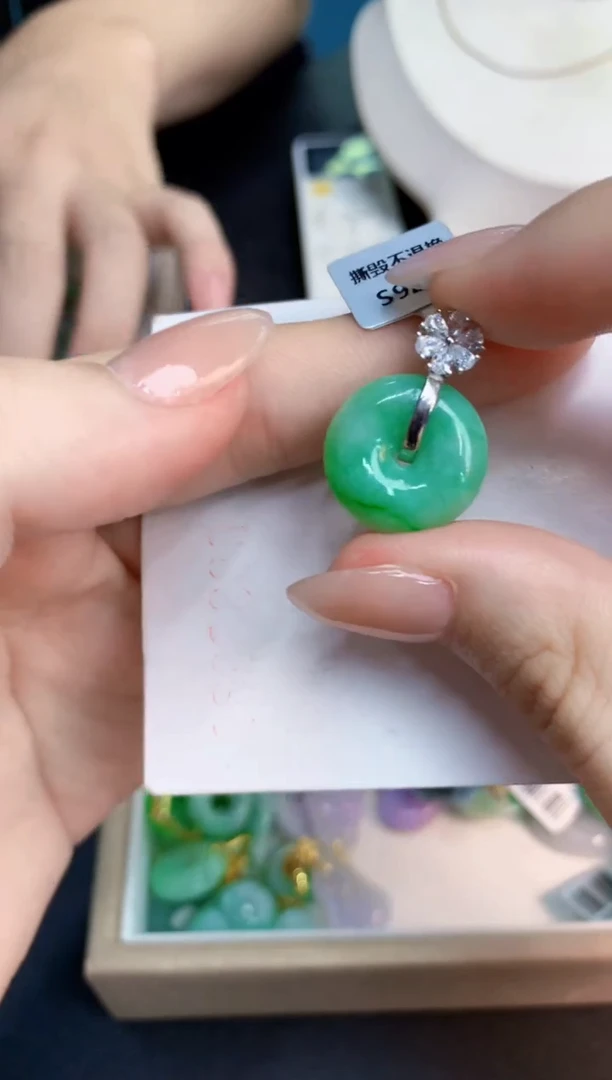 翡翠18K金镶嵌吊坠(不含链)1