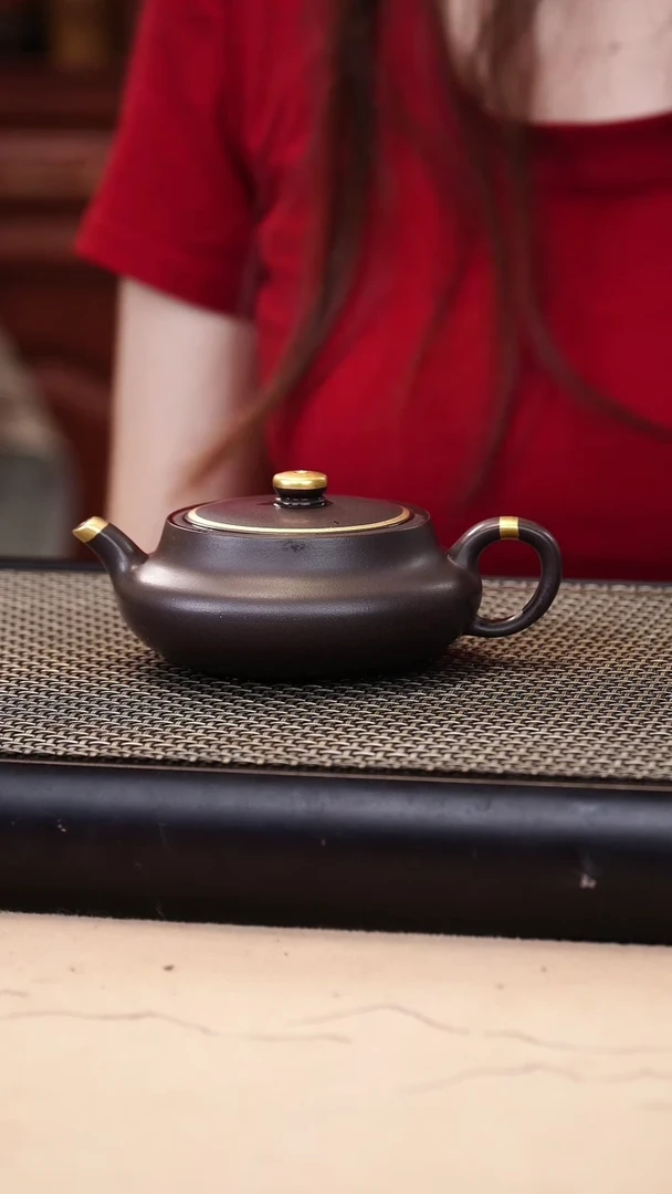 茶壶紫砂四号井茄皮紫泥描金桑盘150cc