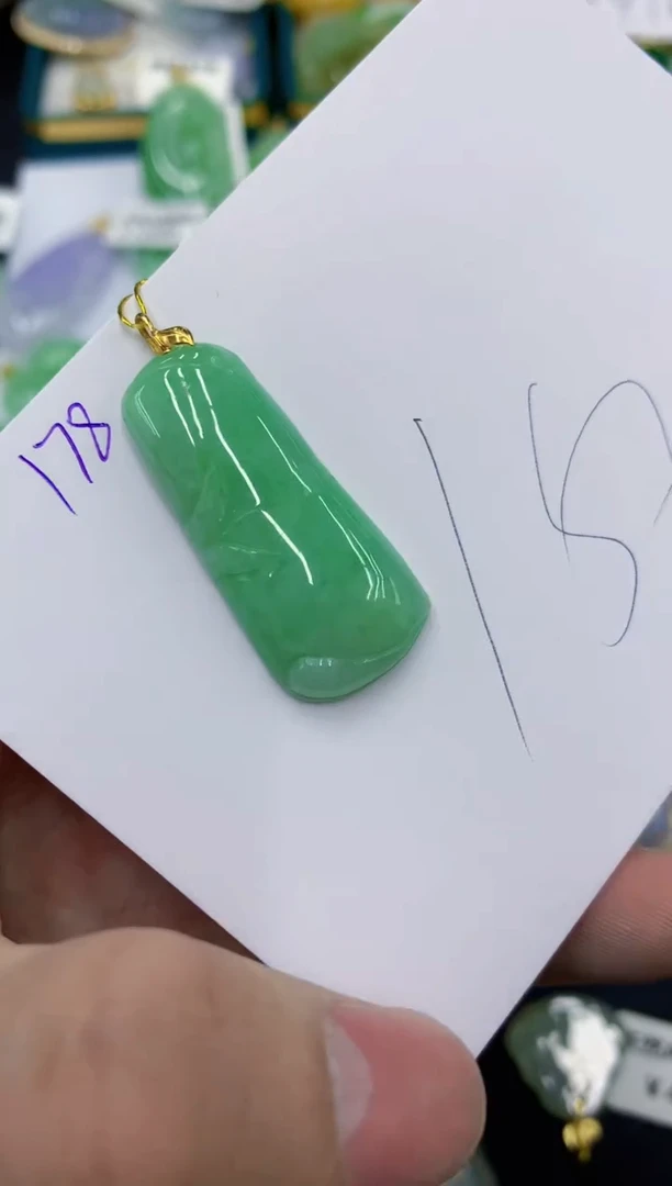 颈饰18K金镶嵌翡翠111111111111