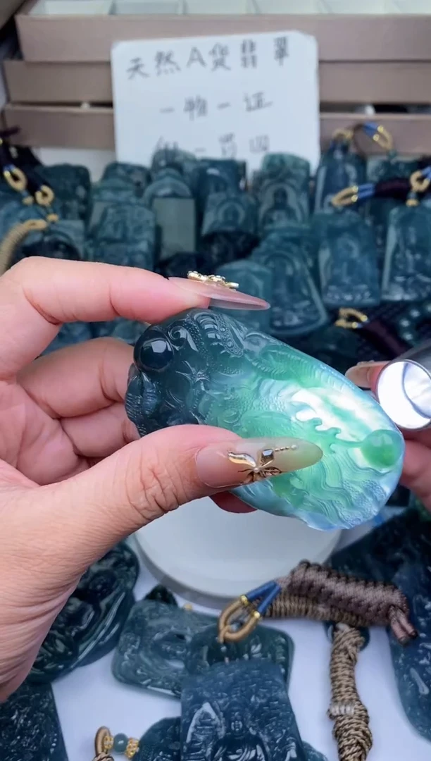 颈饰未镶嵌翡翠