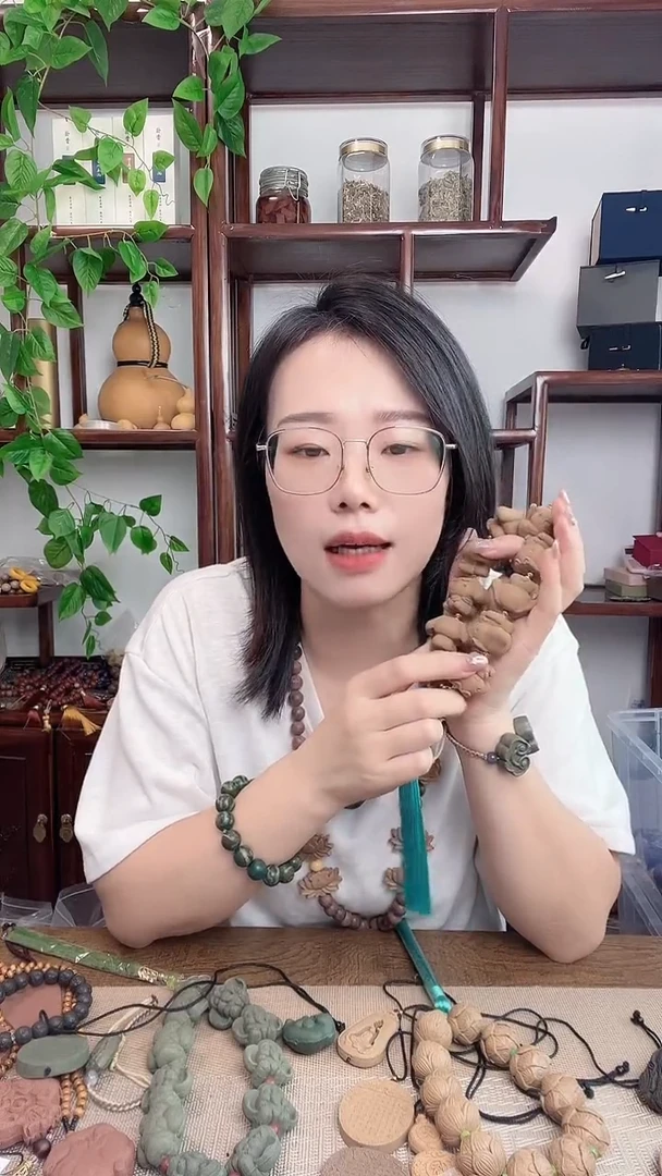 泥塑龙涎香方的玉桂狗