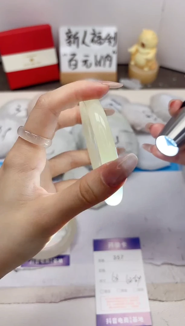 石英质玉手镯未镶嵌357-奶青美人条-圈口63