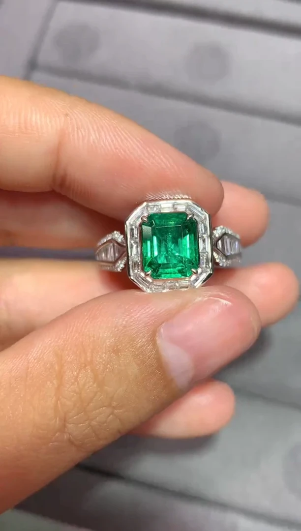 18K金镶嵌戒指祖母绿1.655CT