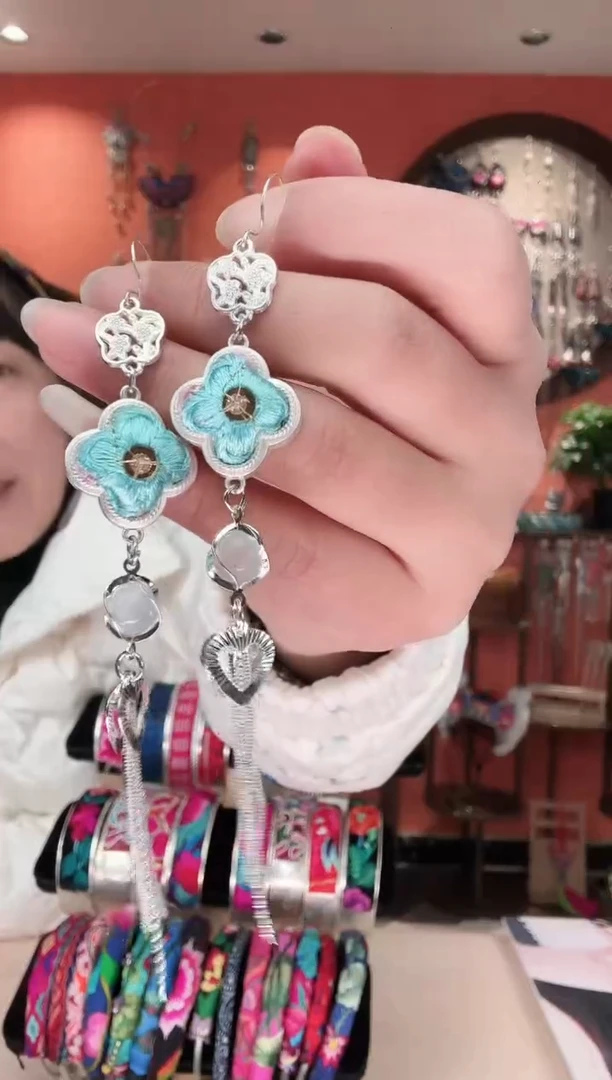 织绣非遗手工苗绣刺绣首饰81