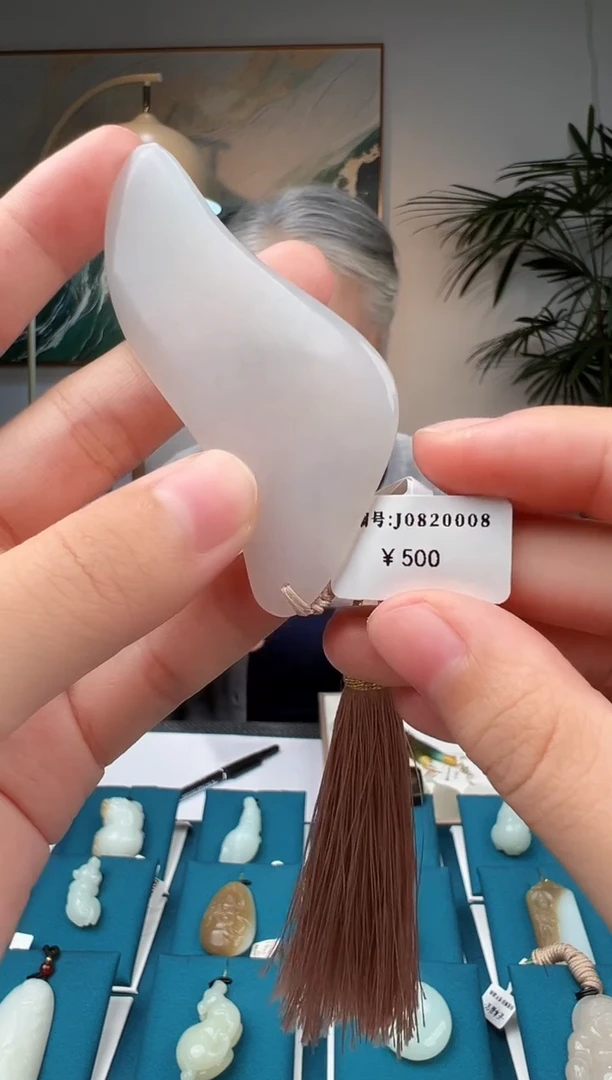 和田玉未镶嵌颈饰黄*包刮板J