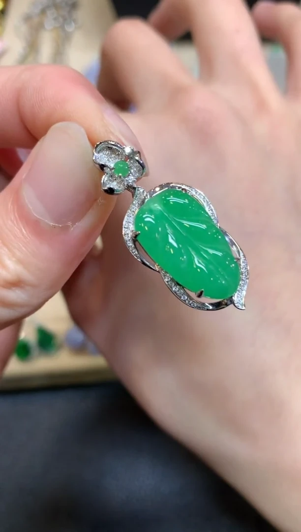 【闪购商品】翡翠颈饰18K金镶嵌叶子【无服务费】