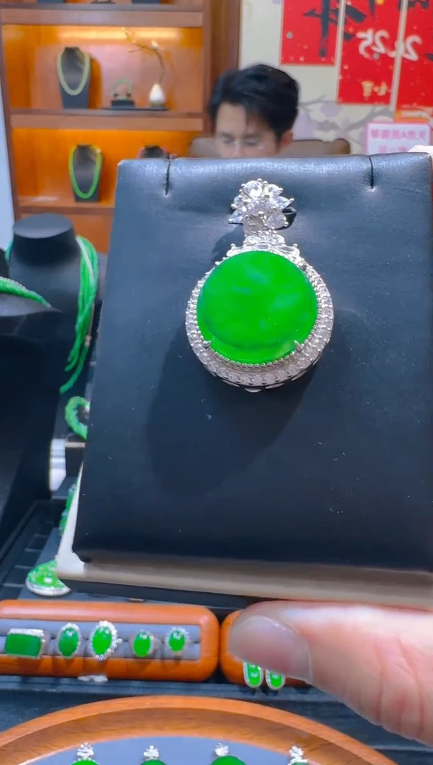 【闪购商品】翡翠吊坠(赠链)银S925镶嵌天然A货翡翠