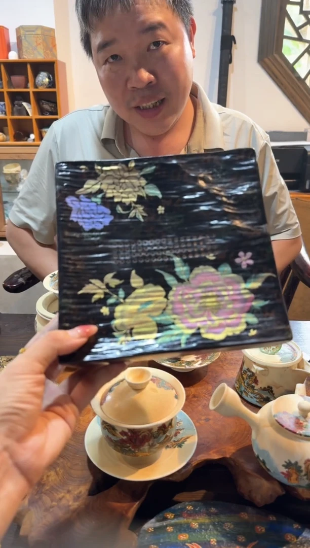 缂丝······牡丹四方蓄水壶承