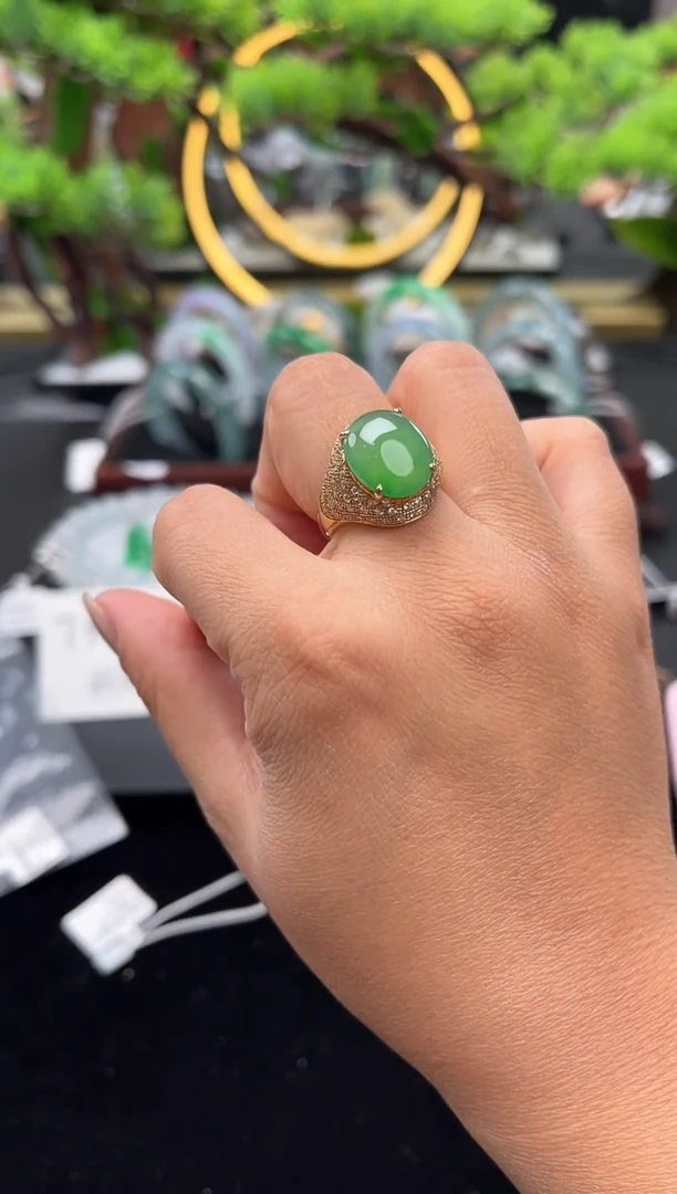 18K金镶嵌戒指翡翠戒指