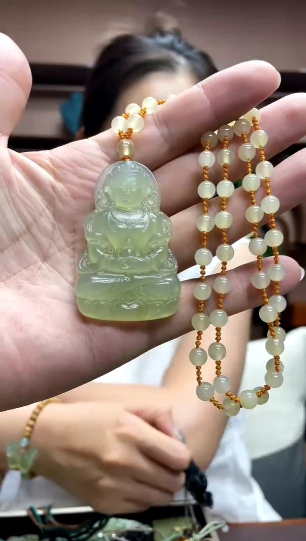 岫玉未镶嵌颈饰·