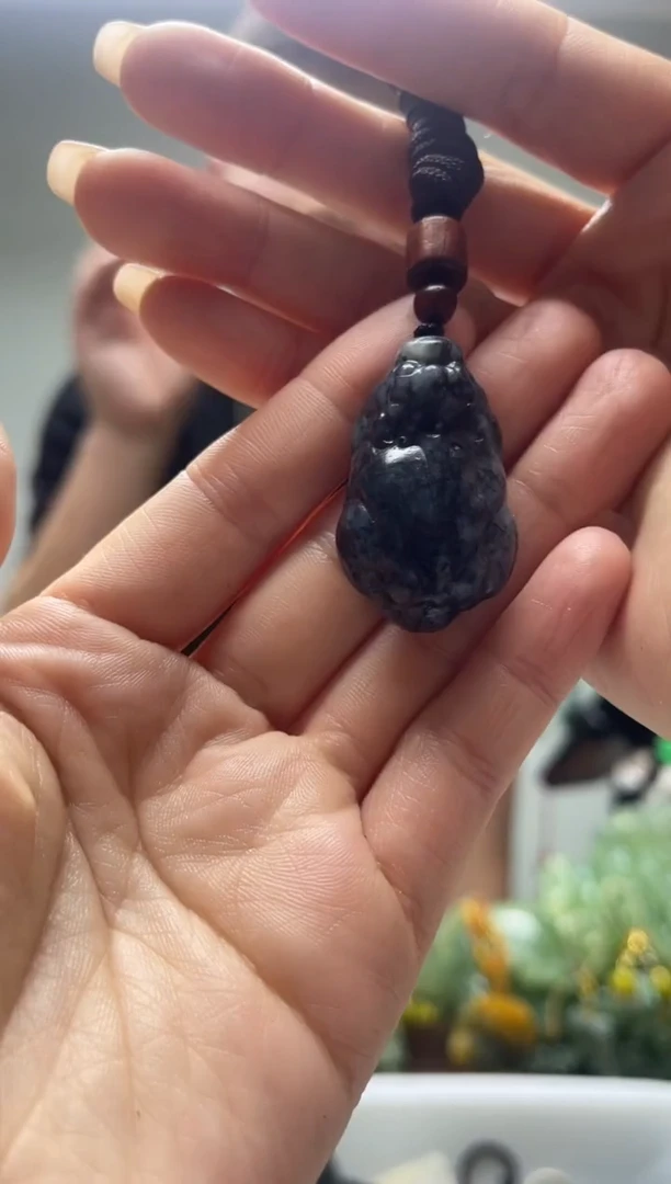 未镶嵌岫玉颈饰·