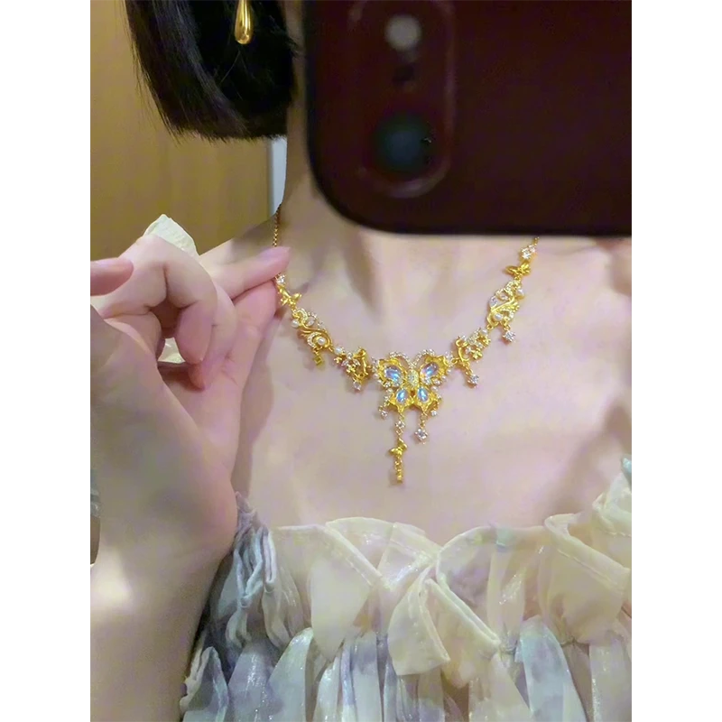 铜合金项链 黄金色大蝴蝶项链女plus版宫廷风时尚发光蝴蝶锁骨链