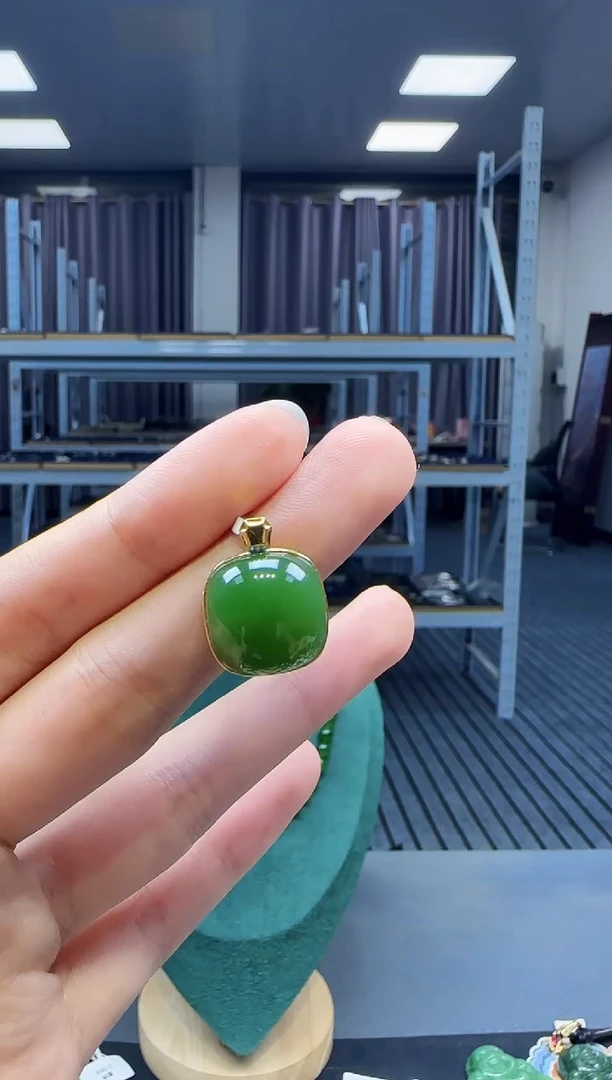 18K金镶嵌和田玉挂件1