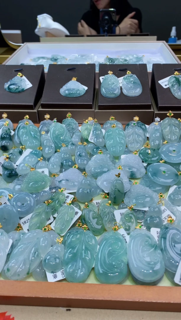 颈饰18K金镶嵌翡翠天然缅甸a货翡翠