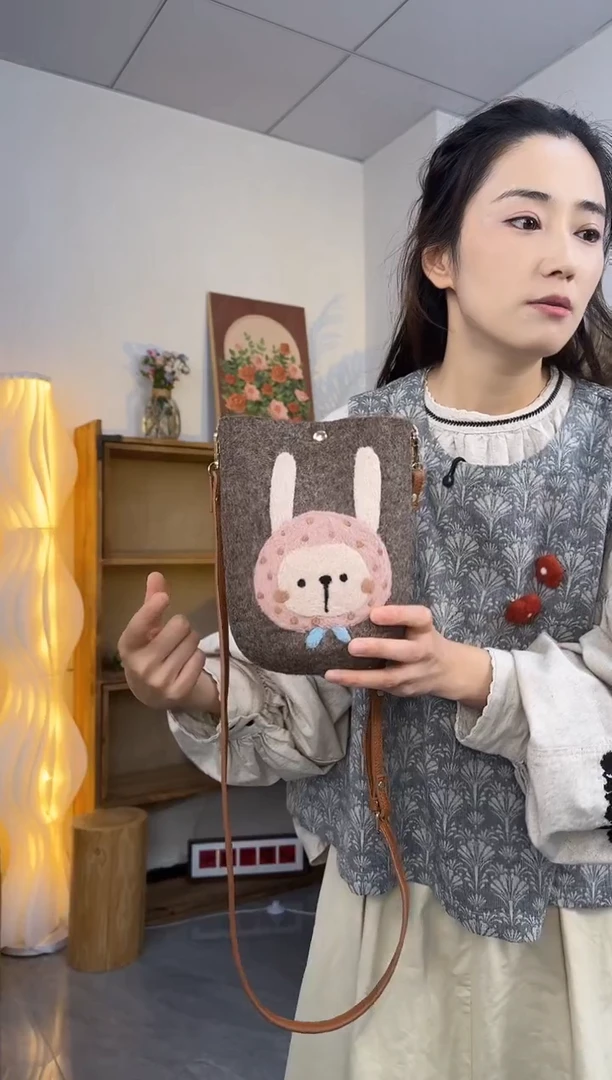 羊毛非遗纯手工包  手机包兔子