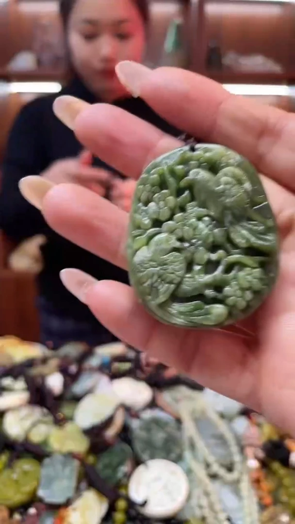 未镶嵌蛇纹石玉吊坠