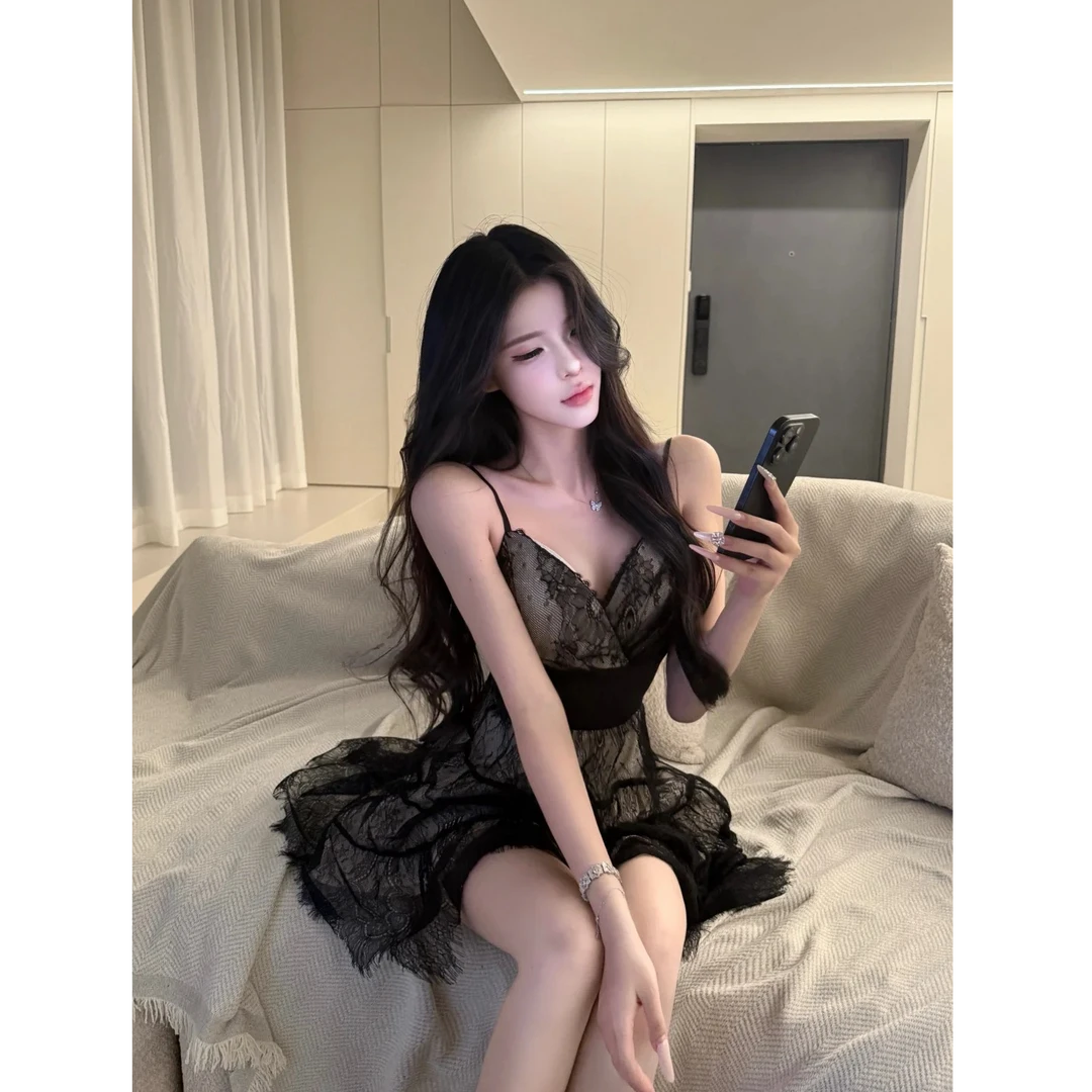 【黑天鹅】重工蕾丝拼接纯欲风v领吊带连衣裙女2026新款性感短裙潮