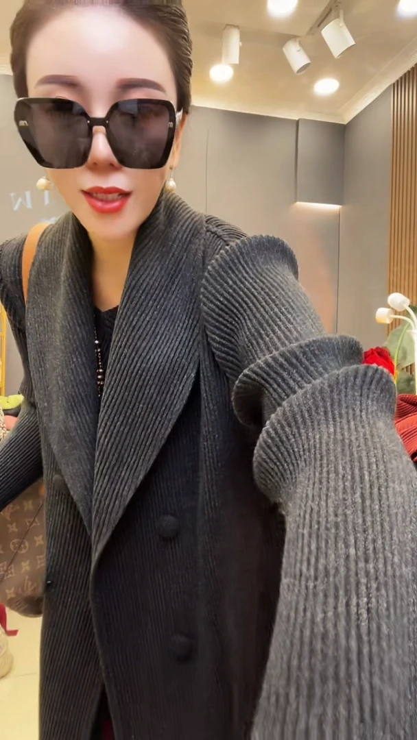 聚酯纤维（涤纶）黑灰色 大衣