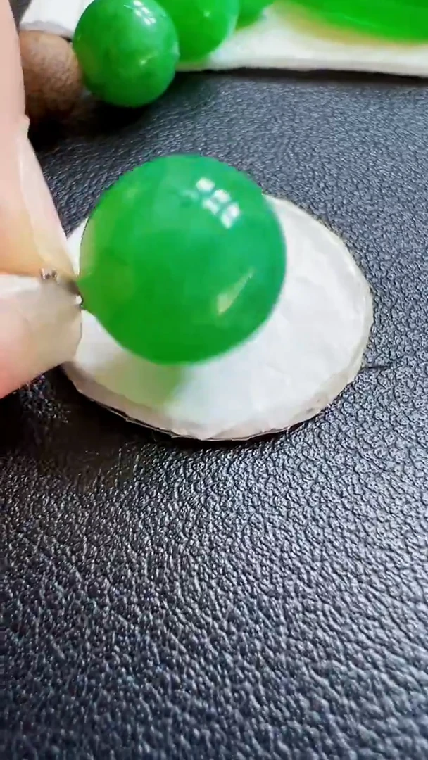 颈饰18K金镶嵌翡翠珠子