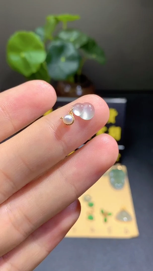 颈饰18K金镶嵌翡翠翡翠A货