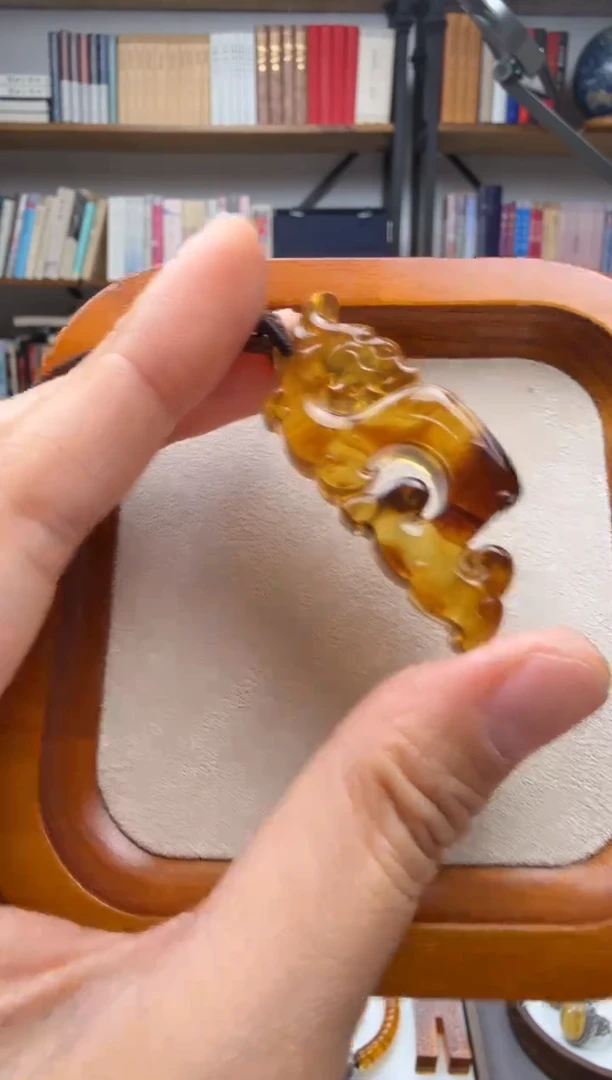 未镶嵌颈饰琥珀龙形佩吊坠