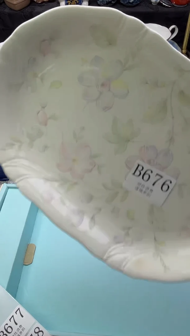 瓷片妮**?       B676