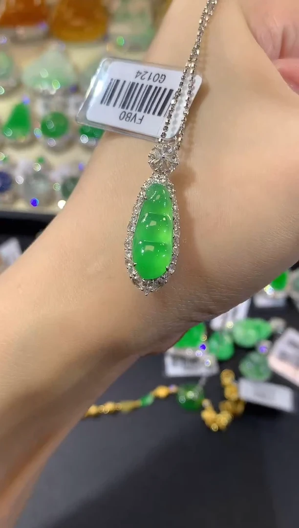 翡翠18K金镶嵌吊坠(不含链)95-豆子（不含链扣