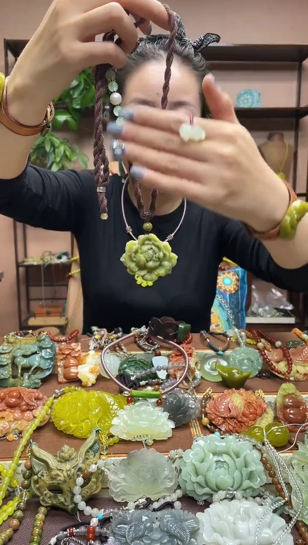 未镶嵌岫玉颈饰·1