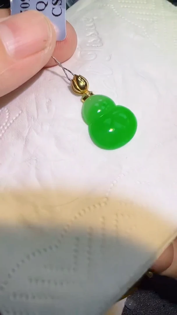 颈饰18K金镶嵌翡翠葫芦