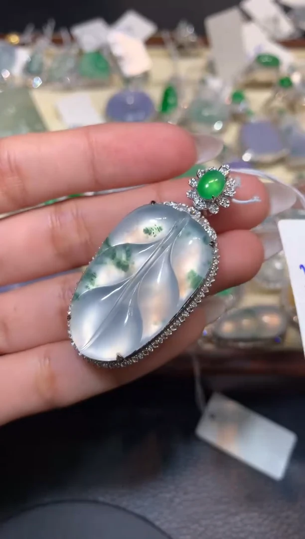 颈饰18K金镶嵌翡翠1