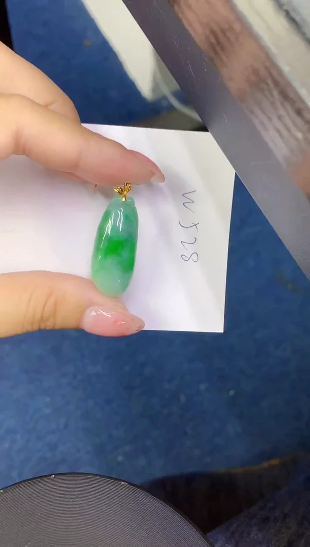 翡翠18K金镶嵌颈饰缅甸天然翡翠A货