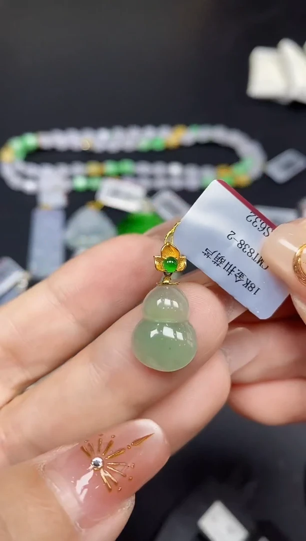 吊坠(不含链)18K金镶嵌翡翠葫芦18K金扣镶嵌@@CMT838-2