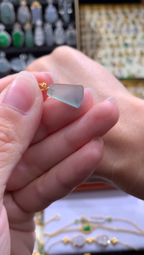 颈饰18K金镶嵌翡翠翡翠