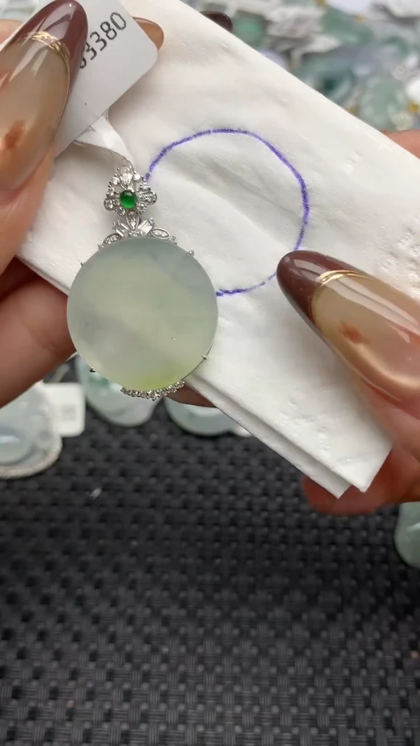 颈饰18K金镶嵌翡翠   天然翡翠A货  百元以上9米证书费自理