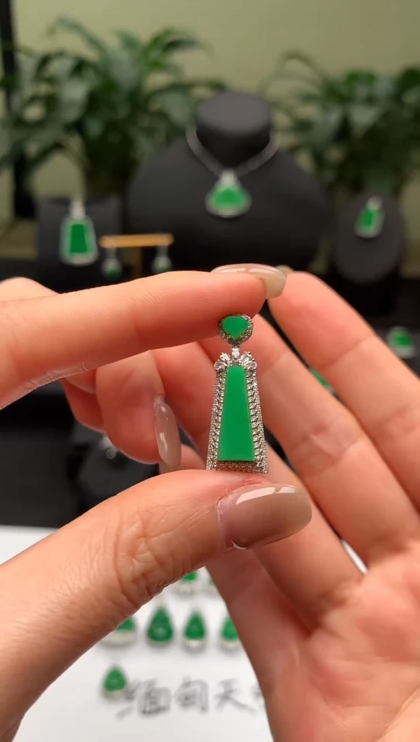 【闪购商品】翡翠颈饰18K金镶嵌无事牌