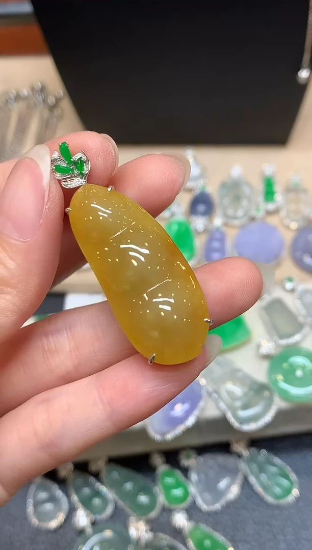 颈饰18K金镶嵌翡翠福豆【无服务费