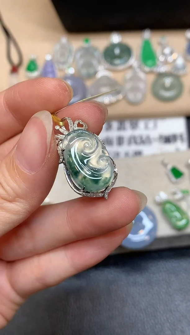 颈饰18K金镶嵌翡翠如意【无服务费