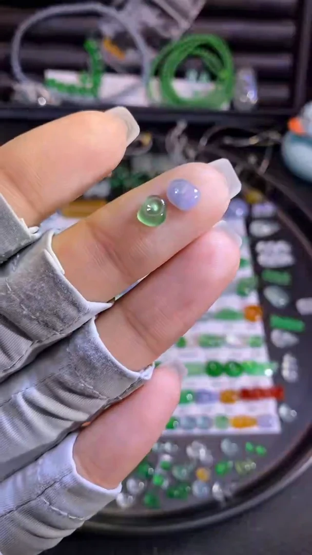 翡翠挂件未镶嵌扣子