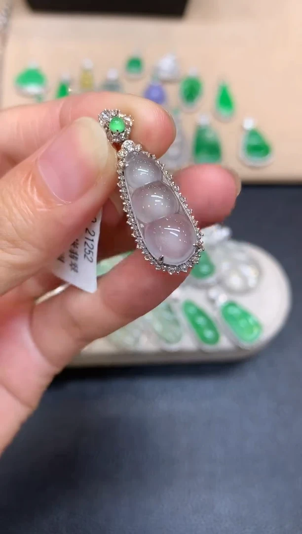 颈饰18K金镶嵌翡翠福豆【无服务费